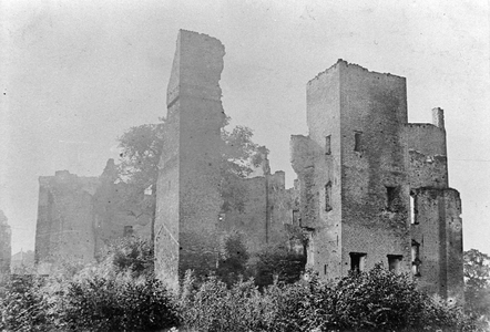 847832 Gezicht op de ruïne van het hoofdgebouw van Kasteel De Haar te Haarzuilens.